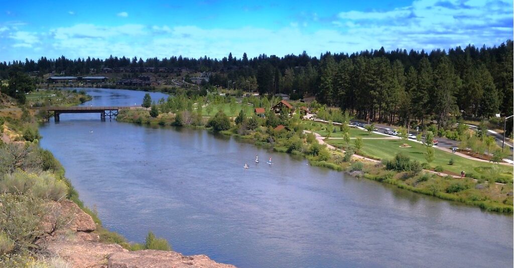 Farewell Bend Park and Riverbend Park are great spots for floating and kayaking the Deschutes River.