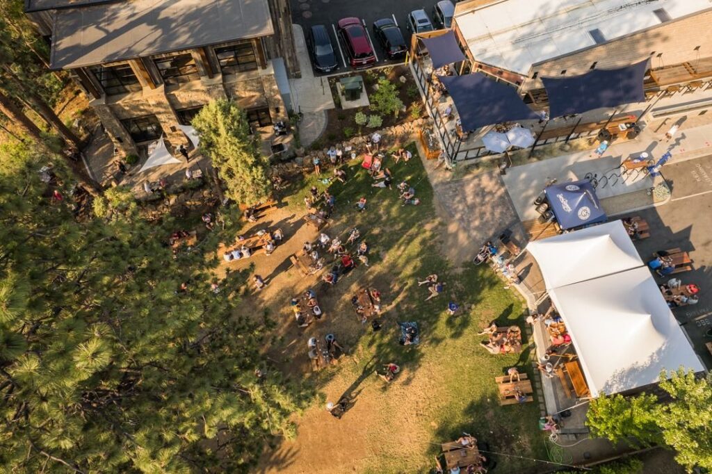 The outside lawn and seating area at Bend Brewing Co.