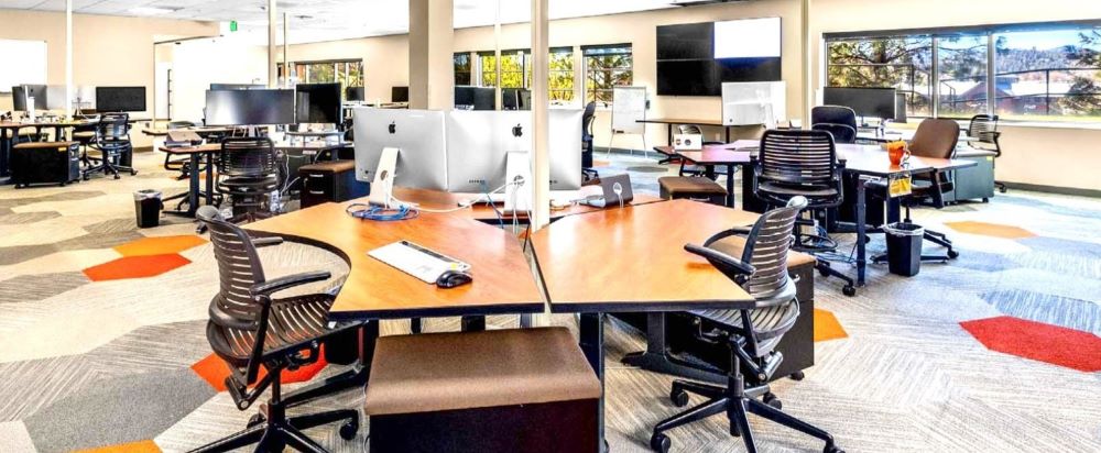 A desk at BendTECH Coworking.