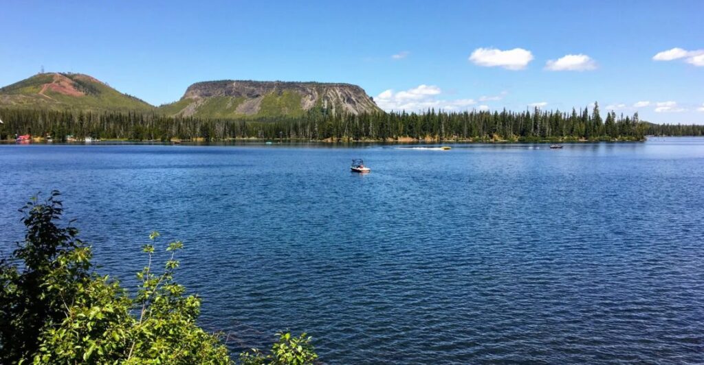 People boating on Big Lake in Oregon.