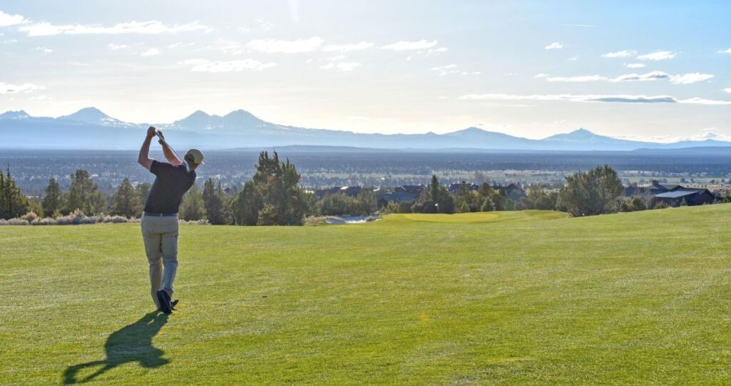 A golfer at Brasada Ranch Resort Bend Oregon.