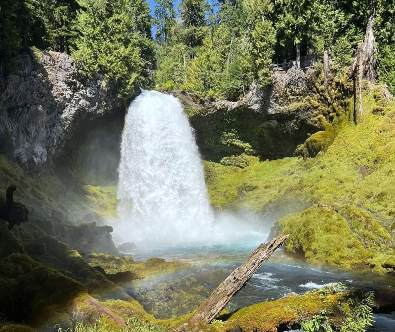 Views of Sahalie Falls.