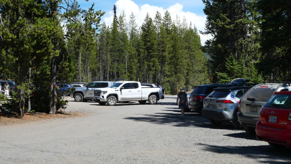 The parking lot at the Spark Lake Day Use Area.