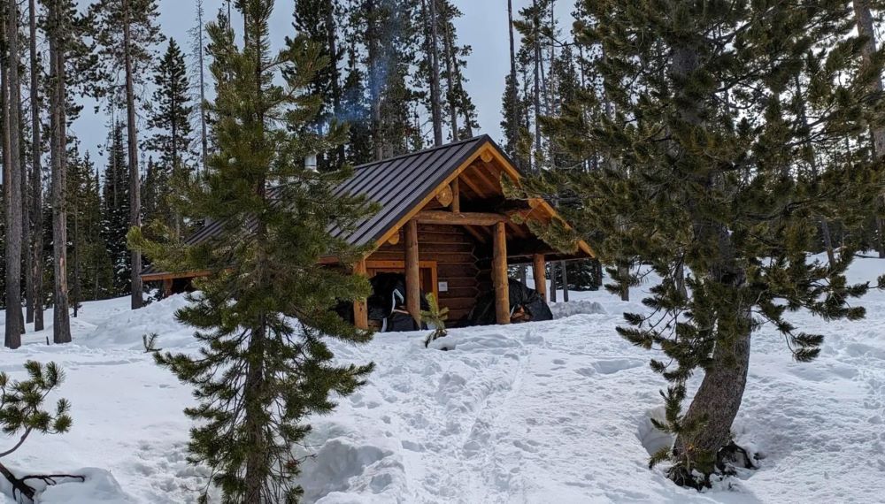 One of the warming shelters at Swampy Lakes Sno-Park.