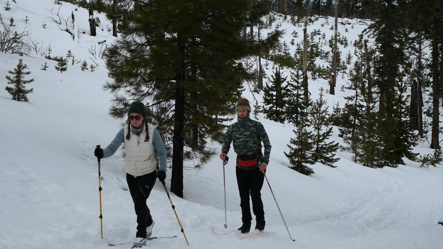 Two people cross-country skiing at Three Creek Snow Park