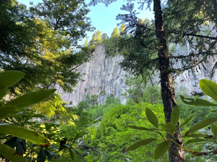 A giant cliff on the northside of the loop