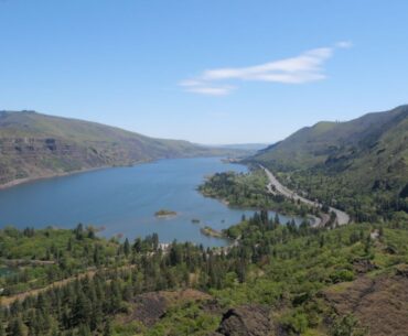 A beautiful sunny day at Rowena Crest Viewpoint.