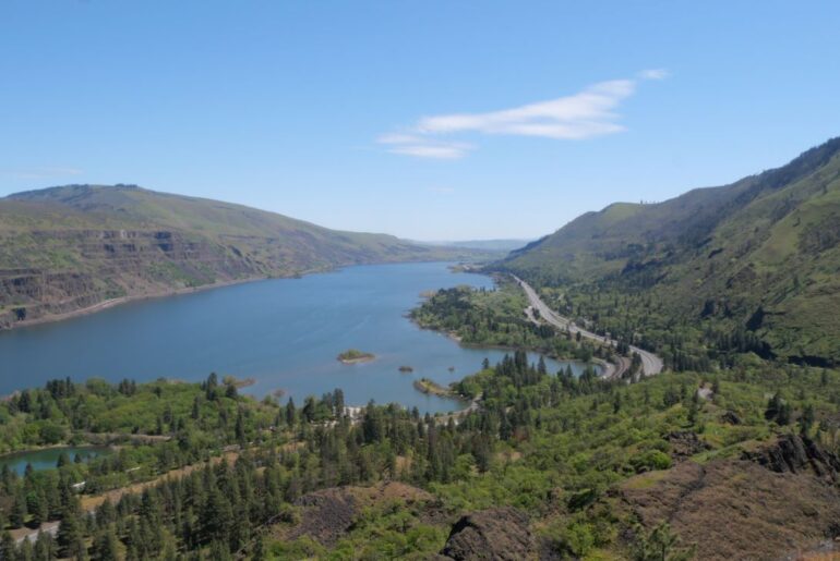 A beautiful sunny day at Rowena Crest Viewpoint.