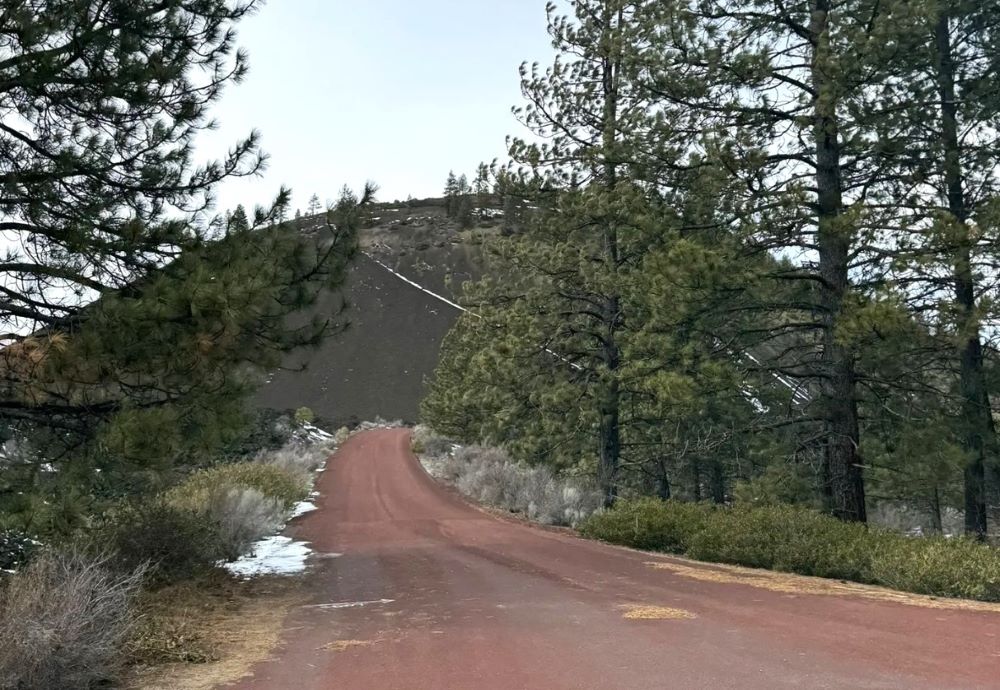 The road to the top of Lava Butte.