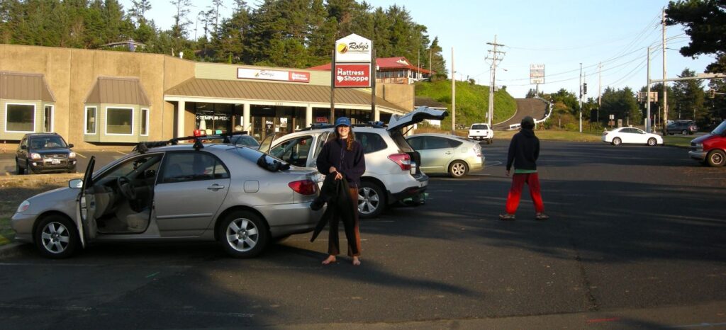 People at the Agate Beach northern parking lot.