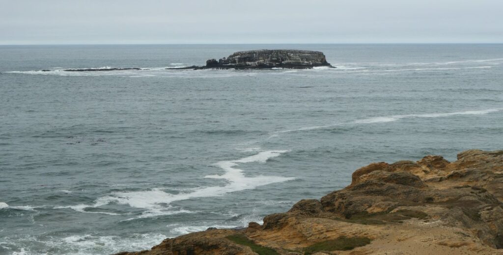 Views looking west towards Gull Rock from the Devil's Punchbowl viewpoint.